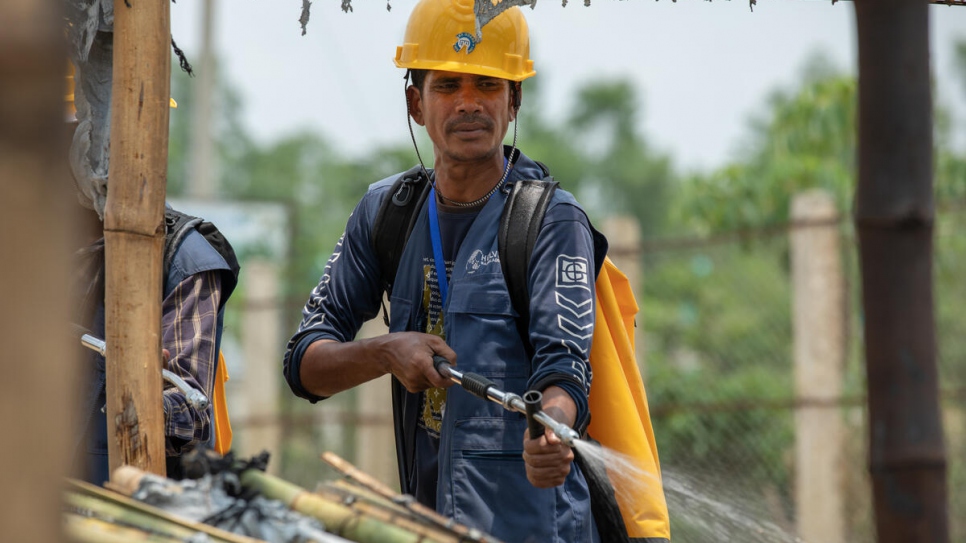 Yasin lleva cuatro años trabajando como voluntario de la Unidad de Seguridad, luchando contra los incendios en la temporada de sequía y formando parte de un equipo de respuesta a los ciclones en la temporada de lluvias.