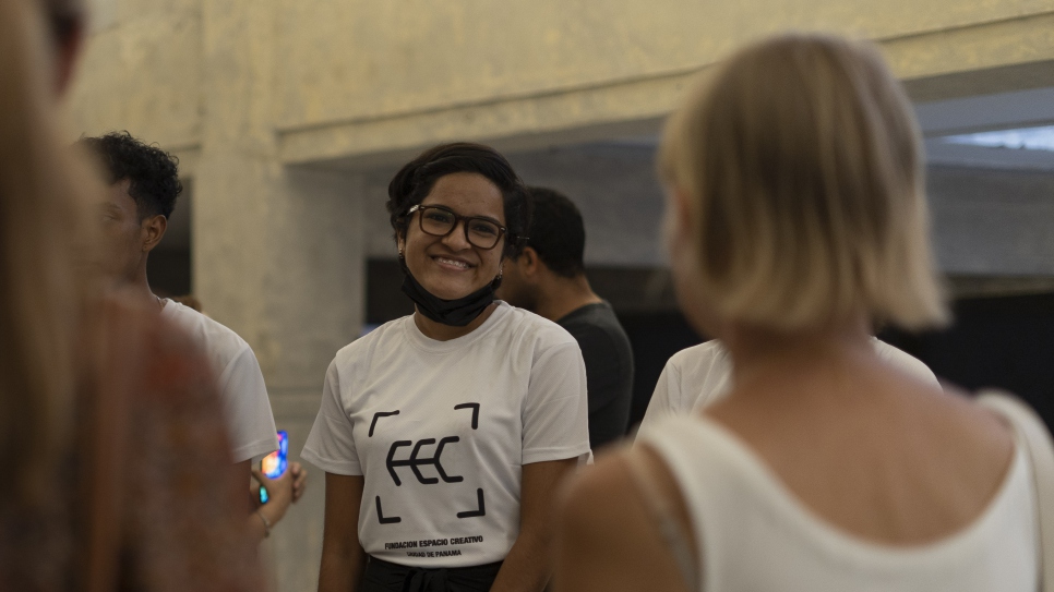 Michelle Quintero, 19, una joven solicitante de asilo nicaragüense, parte del equipo curatorial de la exposición, es la narradora del tour virtual de "ALBA:  de cara a la luz".