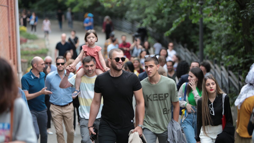 Un grupo de personas participa en la Marcha de la Solidaridad en el Jardín Botánico de Tiflis, Georgia, en apoyo a las personas desplazadas por la fuerza en todo el mundo.