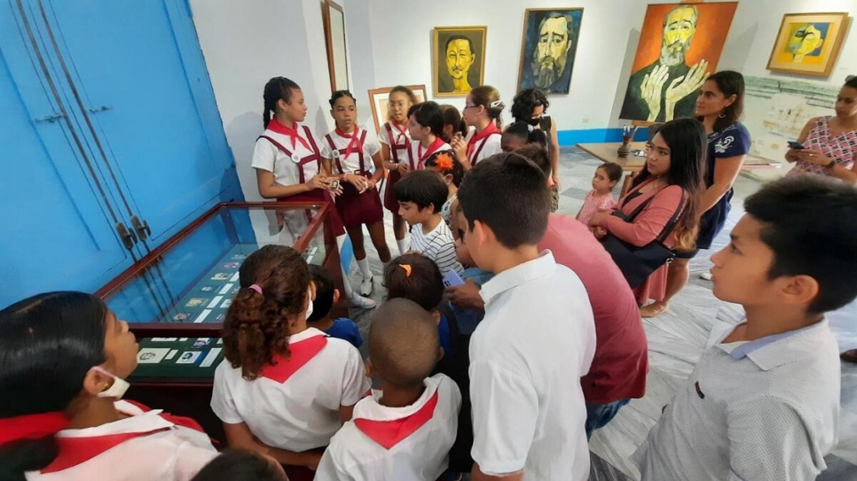La niñez refugiada en Cuba visita museos en un recorrido guiado por niñas y niños cubanos que son guías del patrimonio infantil, como parte de las actividades del Día Mundial del Refugiado.