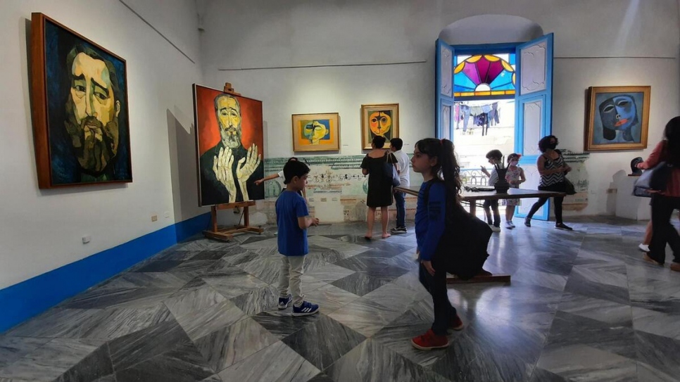 Como parte de una actividad cultural por el Día Mundial del Refugiado, niñas y niños refugiados en La Habana, Cuba, recorren la Casa Museo Oswaldo Guayasamín a través de las principales obras expuestas en la Sala del Taller del Pintor y la Casa Museo Simón Bolívar.