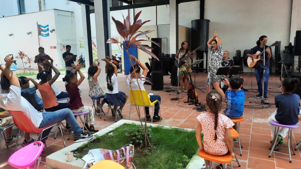 Niñas y niños refugiados en La Habana, Cuba disfrutan entre risas de una representación del proyecto de títeres Polichinela y de un concierto con Enid Rosales, en la celebración del Día Mundial del Refugiado.