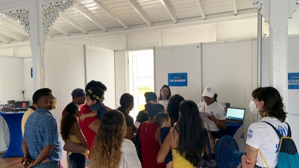 En la exposición interactiva "The Journey of a Refugee", visitantes experimentan las principales etapas del viaje que emprenden las personas que se han visto forzadas a huir en busca de protección, como parte de las actividades del Día Mundial del Refugiado en Georgetown, Guyana.