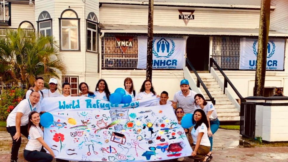 Personal de ACNUR afuera del centro YMCA de Georgetown, durante la celebración del Día Mundial del Refugiado en Guyana.