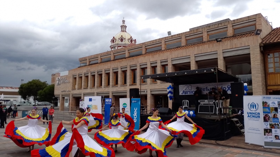 En Cuenca, conmemoramos el Día Mundial del Refugiado con presentaciones artísticas interculturales y una feria de emprendimientos donde se exponen productos realizados por personas en movilidad humana y ecuatorianas.