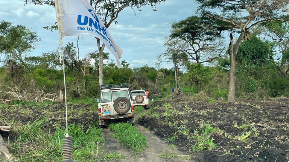 Un convoy de vehículos de ACNUR se dirige a una porción de tierra que fue despejada por la comunidad agrícola Can-Coya.