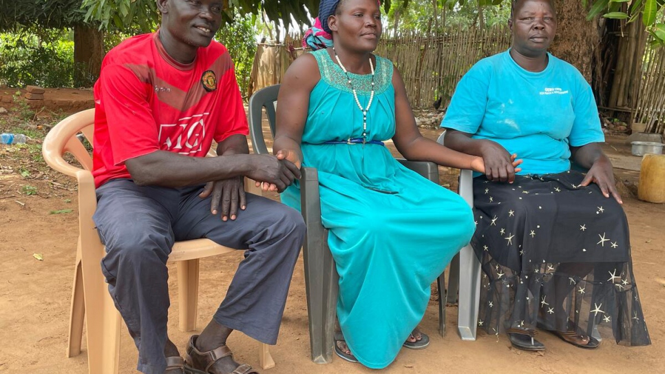 El miembro de un grupo armado que se convirtió en activista por la paz, Francis Otto Okumo (a la izquierda) con las activistas Anyek Rose John (al centro) y Acha Josephine Abui (a la derecha) en el patio del restaurante de Rose en Magwi.