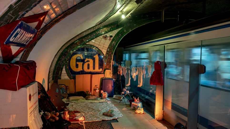 Detalle del andén de la estación de metro de Chamberí, en Madrid. Durante el 20 y 21 de junio, ACNUR transformó la estación en un refugio de guerra para que los visitantes sientan en primera persona la vivencia de millones de personas refugiadas y desplazadas por la guerra, la persecución y las violaciones de derechos humanos.