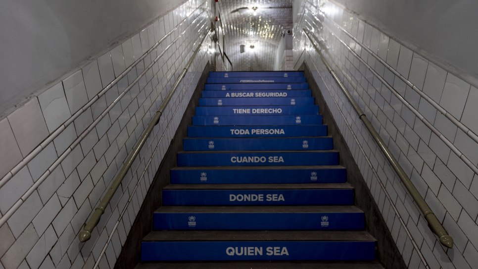 Detalle de las escaleras de la estación de metro de Chamberí, en Madrid. Durante el 20 y 21 de junio, ACNUR transformó la estación en un refugio de guerra para que los visitantes sientan en primera persona la vivencia de millones de personas refugiadas y desplazadas por la guerra, la persecución y las violaciones de derechos humanos.