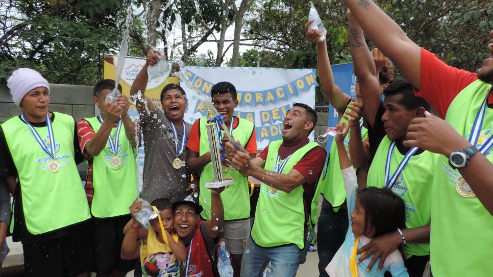 Los ganadores del cuadrangular de Esquipulas en la que participaron los equipos de ACNUR, socios y población refugiada, celebran la victoria.