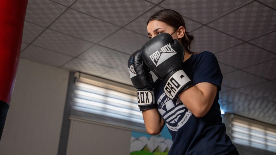 Shaare Sharaf Sameer, de 21 años, comenta que las clases de boxeo la han ayudado a "olvidarse de todo".