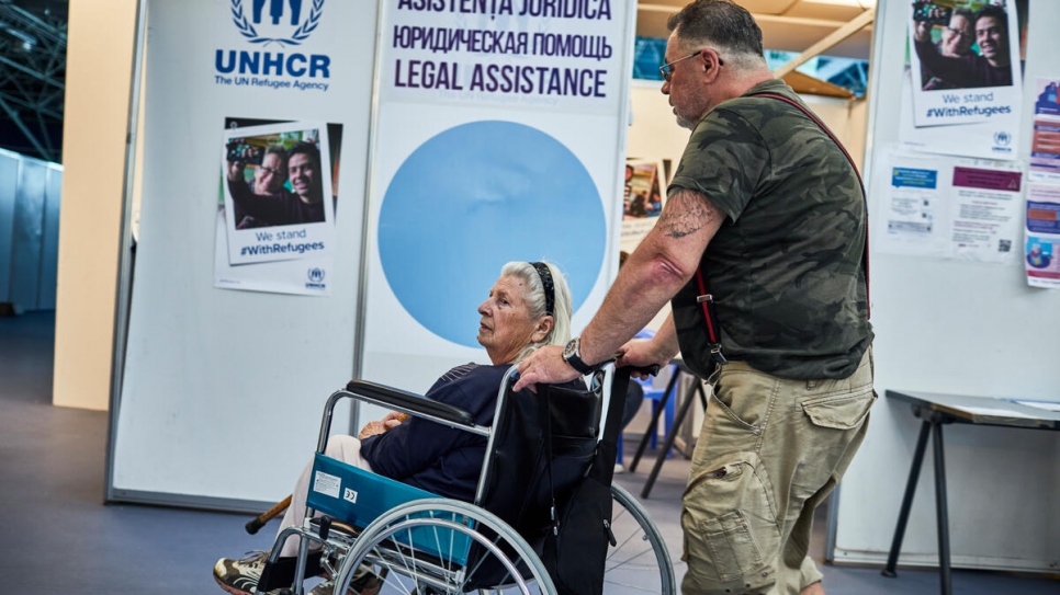Por su problema de rodilla, para moverse, Svetlana depende de una silla de ruedas.