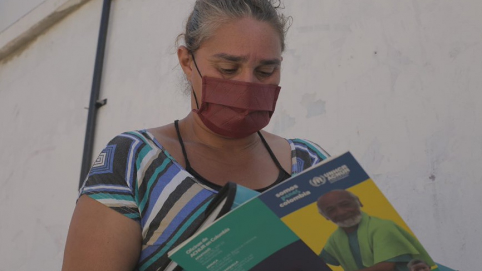 Un par de semanas después de la entrevista, Yohana espera en la fila para que le tomen las huellas dactilares. Ella aprovechó la espera en uno de los puntos de asistencia local de Migración Colombia en Barranquilla para tener en regla toda la documentación.