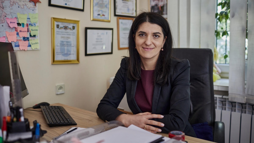 La directora de Casa Marioarei, Veronika Cernat, en su oficina. El albergue ha destinado el 40 por ciento de sus dormitorios a personas refugiadas de Ucrania.