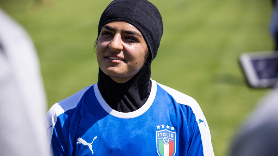 La exdelantera de la selección femenina afgana, Fatema Haydari representa a Italia, país al que huyó hace nueve meses.