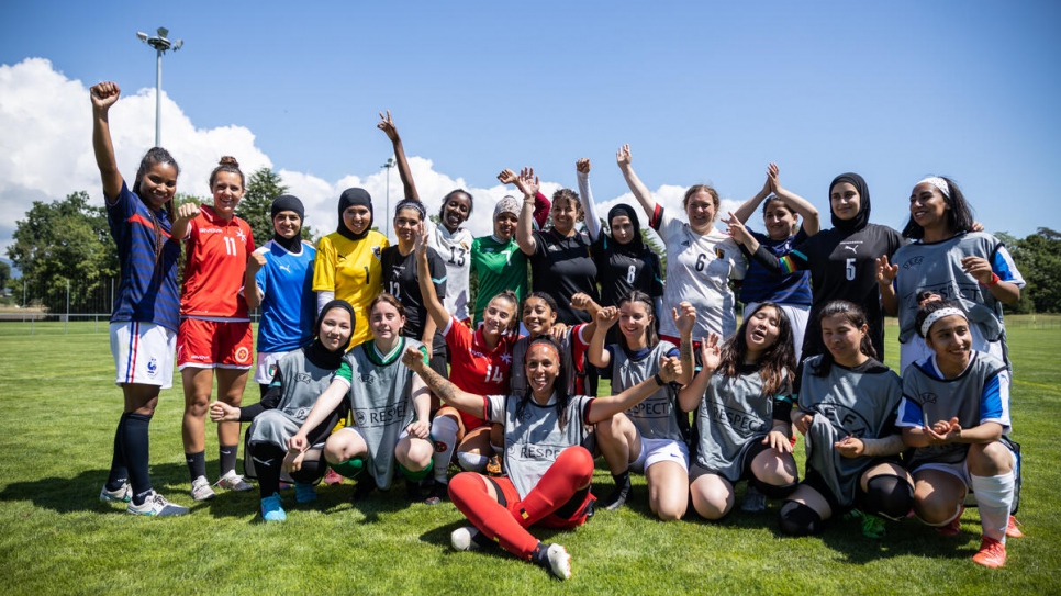 Mujeres refugiadas y jugadoras amateurs nacionales que representan a equipos de toda Europa se reúnen para una foto juntas.