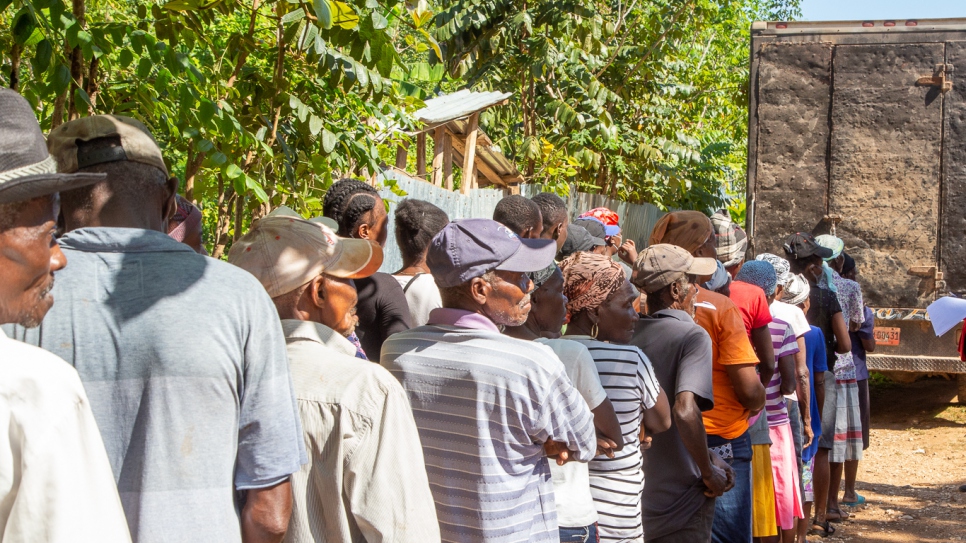 Personas en los departamentos del sur de Haití recibiendo artículos de primera necesidad.