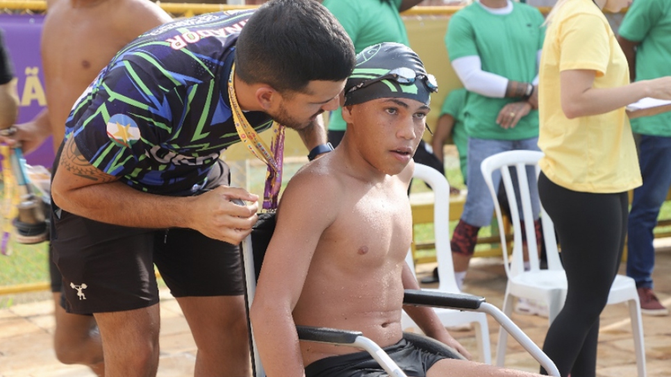 Jhonny con su entrenador antes de entrar en la piscina para la prueba de 50 metros libres en los Juegos Paralímpicos Escolares 2022 en Brasilia.