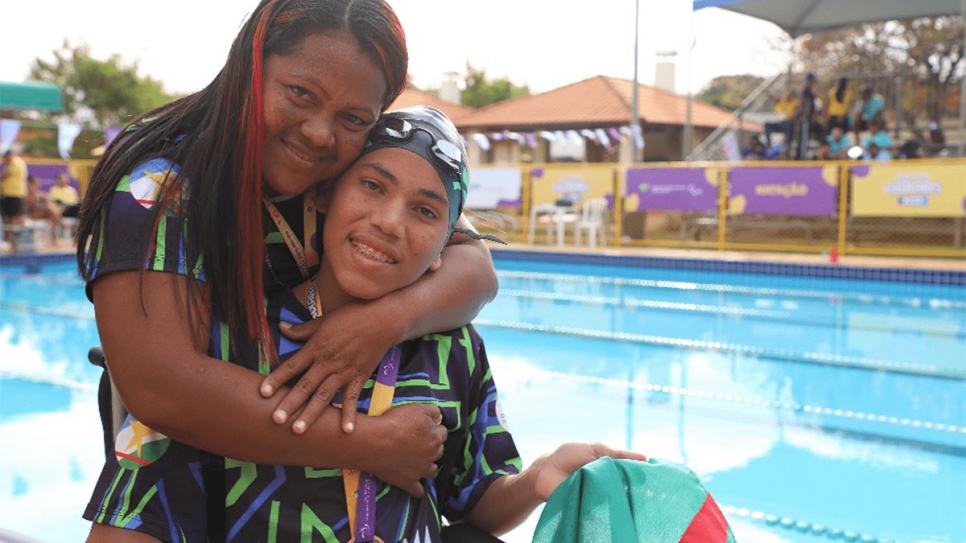 Jhonny recibe el cariño de su madre, Yusleni, tras ganar la medalla de bronce en natación.