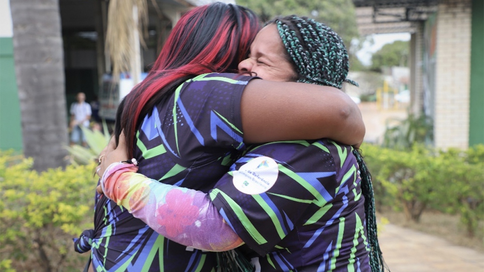 Las madres de los medallistas, Yusleni y Liliana, que vinieron a Brasil en busca de terapias y tratamientos para sus hijos, abrazan y celebran la participación de los chicos en los juegos.