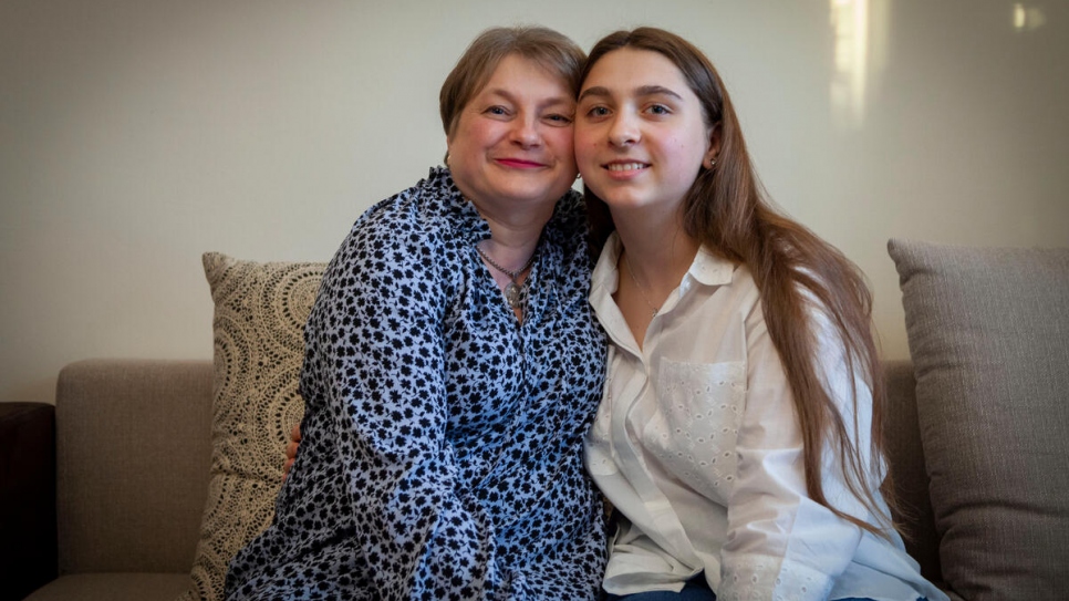 Después de huir de Ucrania, Sofía se aloja con su abuela Zola, quien lleva 30 años viviendo en Polonia.