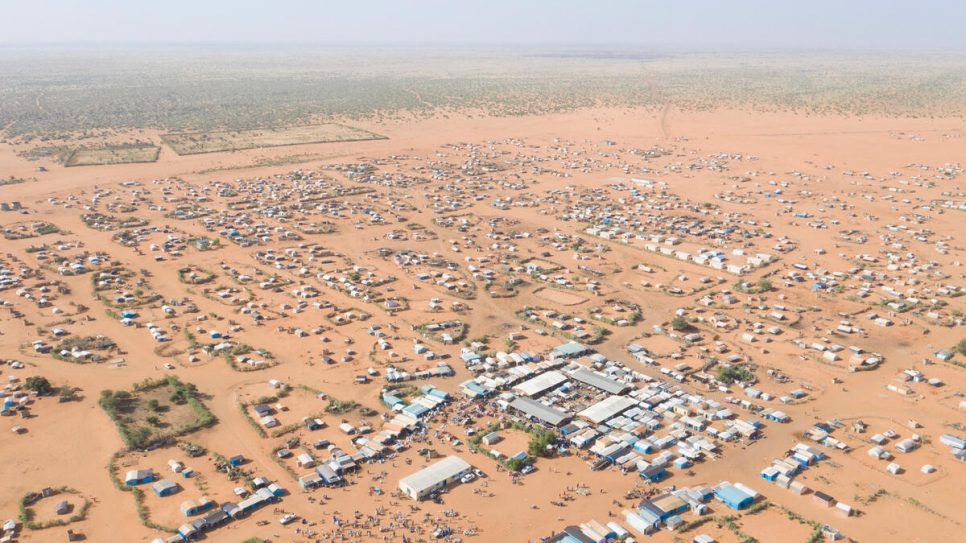 Vista aérea del campamento de refugiados de Mbera. Más de 80.000 personas refugiadas de Mali viven dentro o alrededor del campamento; muchas más llegan cada año con su ganado.