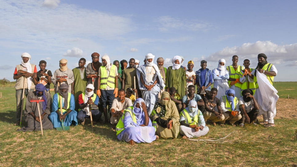 Integrantes de la Brigada contra Incendios de Mbera tras una sesión de capacitación cerca del campamento, en la región de Hodh Ech Chargui, al sureste de Mauritania. Alrededor de 200 voluntarios integran la brigada.