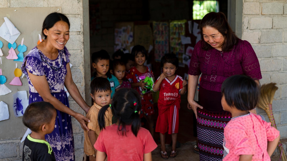Naw Bway Khu se reúne con niñas, niños y docentes en una escuela en el pueblo de Hkashi, en el estado de Shan, donde Meikswe Myanmar capacita, en desarrollo y cuidado infantil, a profesores y voluntarios de la comunidad.