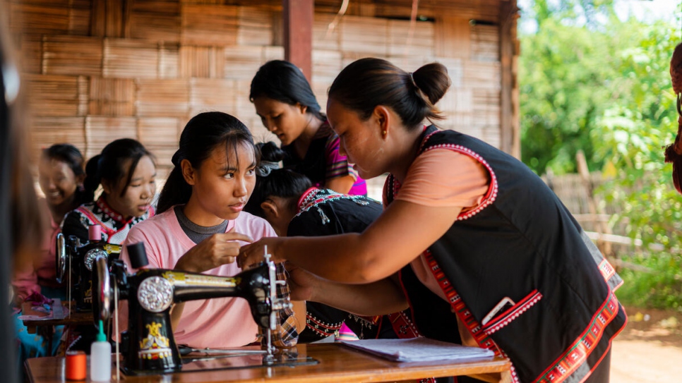 Noe Lar Sheh dirige un grupo de costura en el pueblo de Namma Bawda, en el estado de Shan. En 2012 se convirtió en persona desplazada interna, pero, por conducto de Meikswe Myanmar, concluyó un curso en costura. Ahora, enseña costura y gestión de negocios propios a personas desplazadas internas y a integrantes de la comunidad de acogida.
