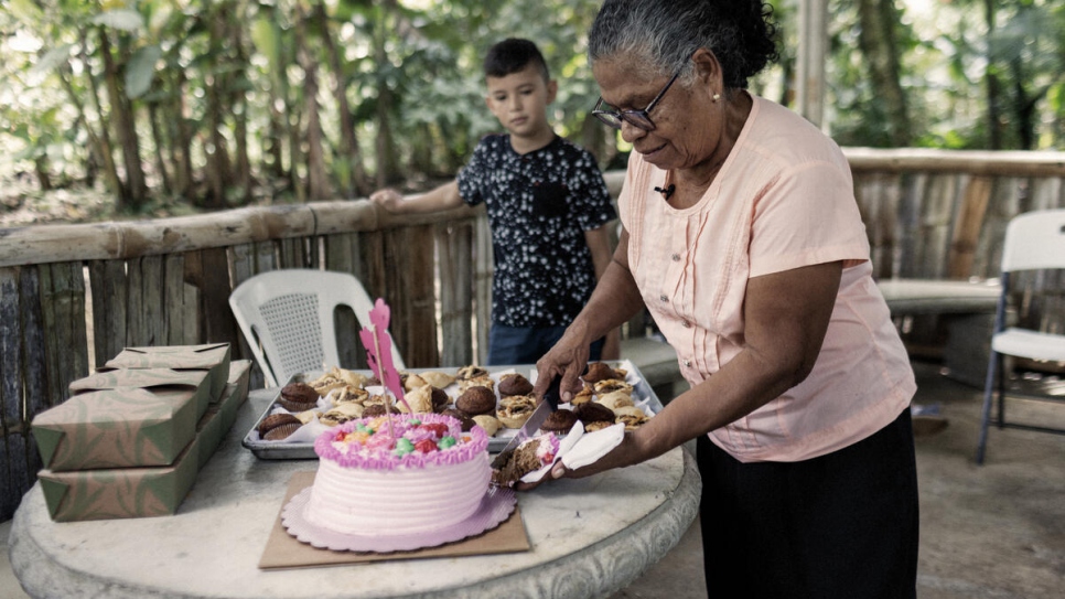 Por el Día de las Madres, una celebración muy importante en Costa Rica, Vicenta sirve pastel a su familia y a otras personas invitadas a la granja para la ocasión.