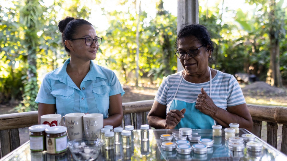Dara Argüello (izquierda), una costarricense de 35 años, y Vicenta supervisan la exhibición de los productos elaborados por Cacaotica, una colectiva femenina.