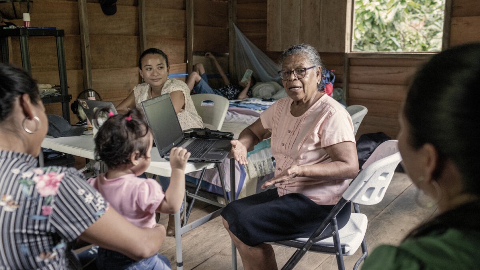 Vicenta (centro) y su colaboradora, Dara Argüello (izquierda), registran a las solicitantes de asilo provenientes de Nicaragua, para ayudarlas a tener acceso a servicios básicos.