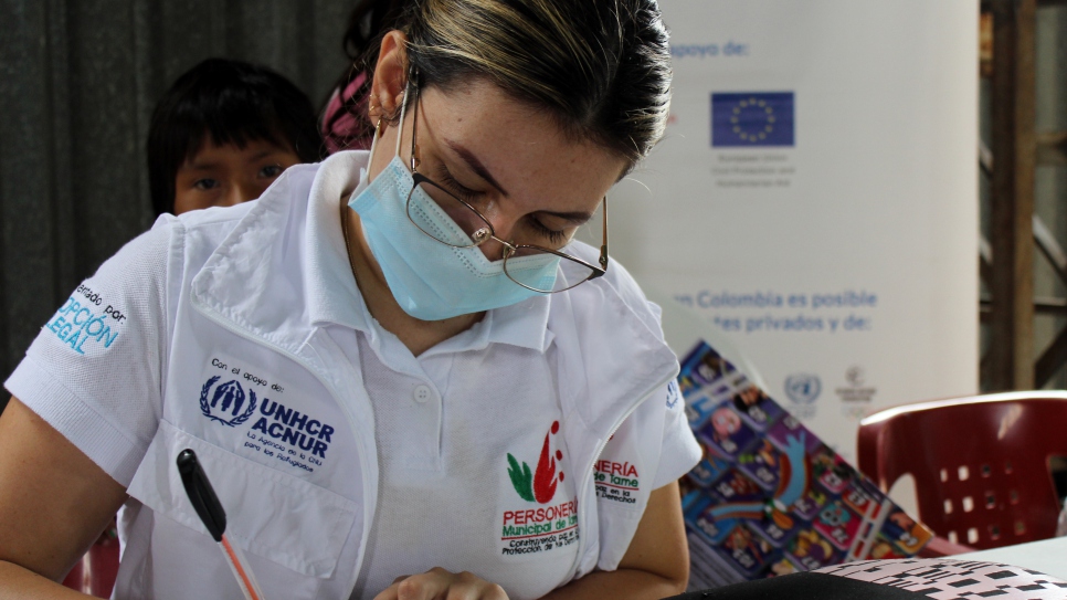 Junto a otros defensores de derechos, registramos a personas que han huido de sus hogares por el conflicto armado. Gracias a la red de defensores de derechos – un proyecto de ACNUR en Colombia con el apoyo de la Unión Europea – contamos con mayor capacidad para llegar a más ciudadanos.