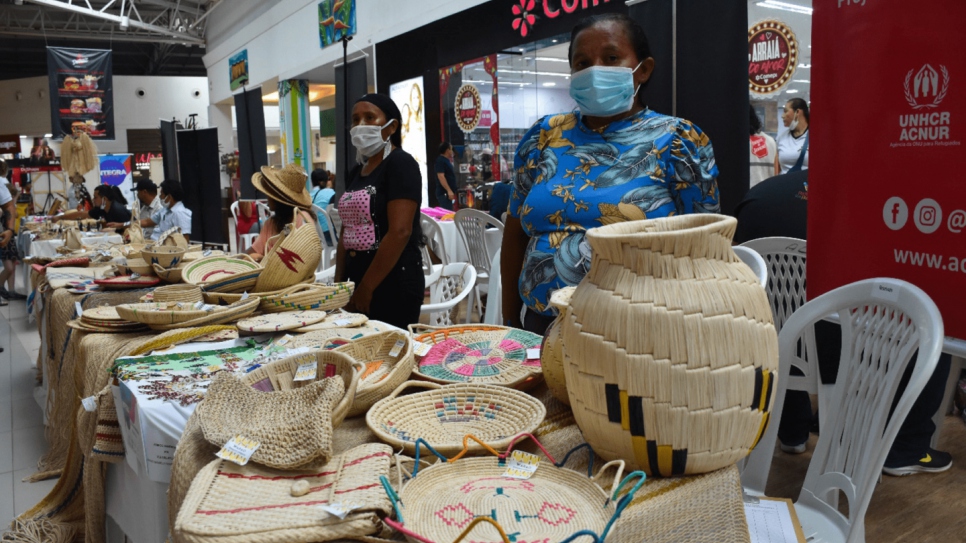 Mujeres de la etnia Warao venden artesanía en la feria IntegraArte, en un centro comercial de Roraima.