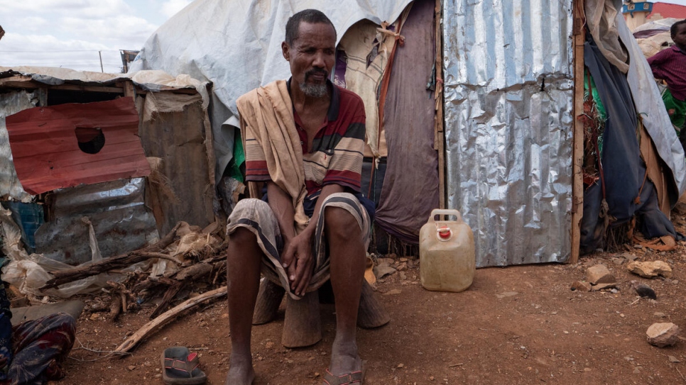 Mohamed Adow Ibrahim, de 65 años, es una persona ciega que ha estado cuidando de tres bisnietos desde que el padre de estos murió por hambre. "Nos acabamos nuestros ahorros. Cuando empezó a haber muertes, tuvimos que huir para buscar ayuda en este campamento, en Baidoa", comentó.