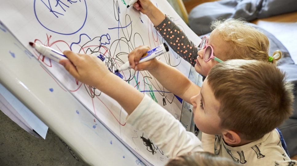 Niños refugiados de Ucrania dibujan en Zi de Bine, que quiere decir "día del bien".