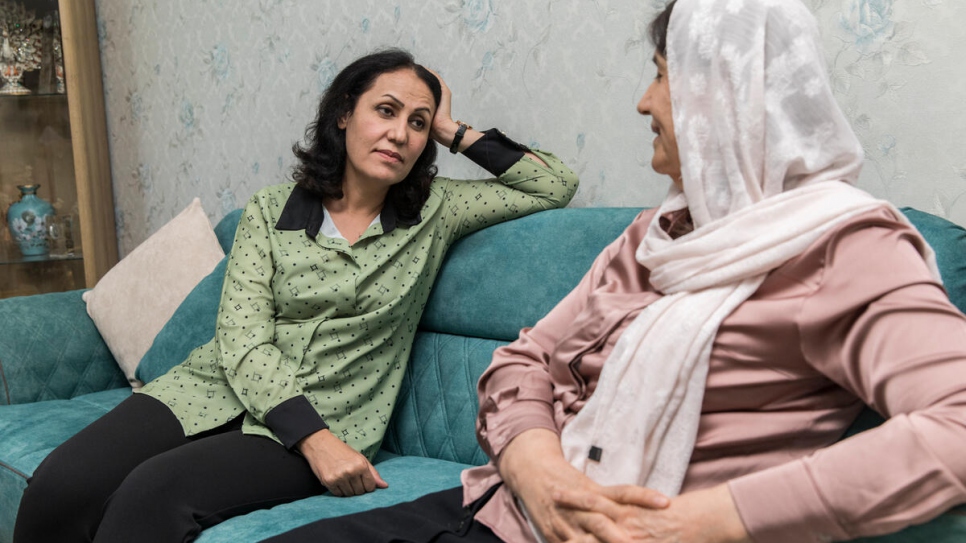 La doctora Nagham charla con su madre, Suhan Ismail, en su hogar en Duhok, en la región de Kurdistán.