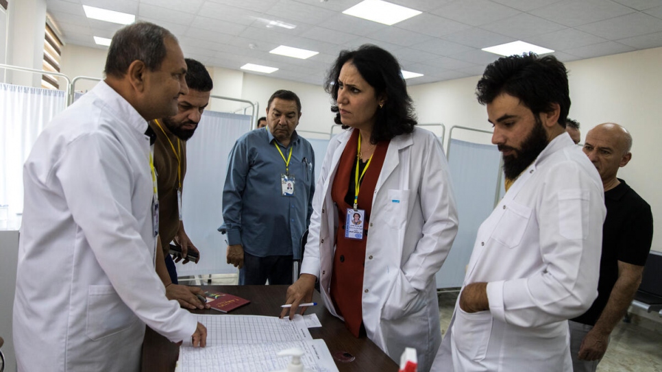 La doctora Nagham es directora del Hospital Público de Sheikhan, donde también consulta junto a sus colegas.