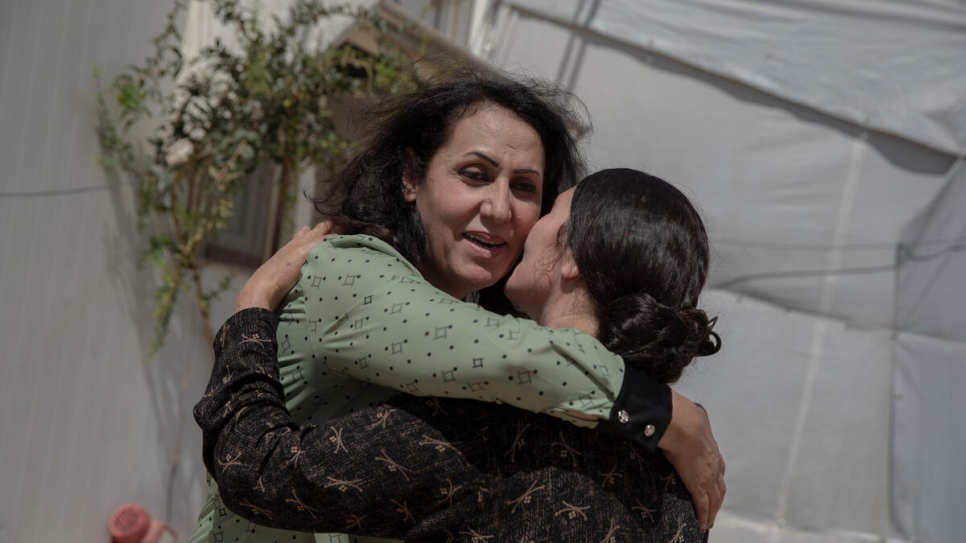 Nergiz*, quien fue prisionera de ISIS, abraza a la doctora Nagham durante una de sus visitas al campamento de desplazados internados de Rwanga, en la región de Kurdistán, Iraq.