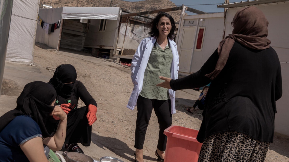 La doctora Nagham Hasan se entrevista com residentes del campamento de Rwanga, que alberga a alrededor de 2.442 familias yazidíes y 104 sobrevivientes de la esclavitud en manos de ISIS.