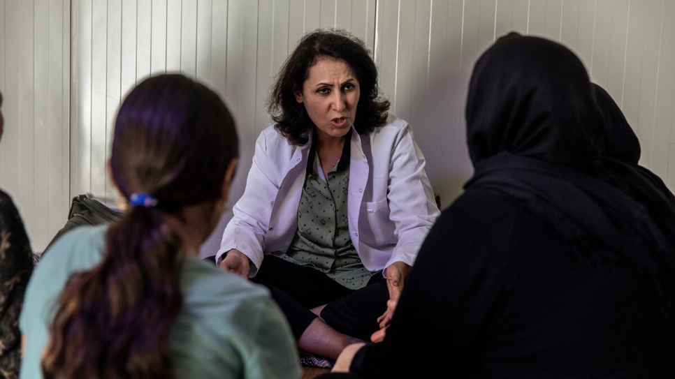 Las mujeres yazidíes que fueron esclavizadas por ISIS y lograron sobrevivir reciben atención médica y apoyo moral durante las visitas que la doctora Nagham realiza con regularidad al campamento de Rwanga.