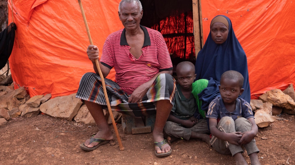 Por la hambruna que azotó a Somalia en 2011, Issack Hassan, de 82 años, perdió cuatro hijos. La sequía actual se llevó a su esposa y al ganado que le quedaba. Por tanto, tuvo que huir a un campamento en la ciudad de Baidoa con su familia.