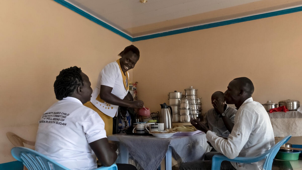 Rose sirve el desayuno en su restaurante. Pasó una década como refugiada en la vecina Uganda antes de regresar a Magwi.