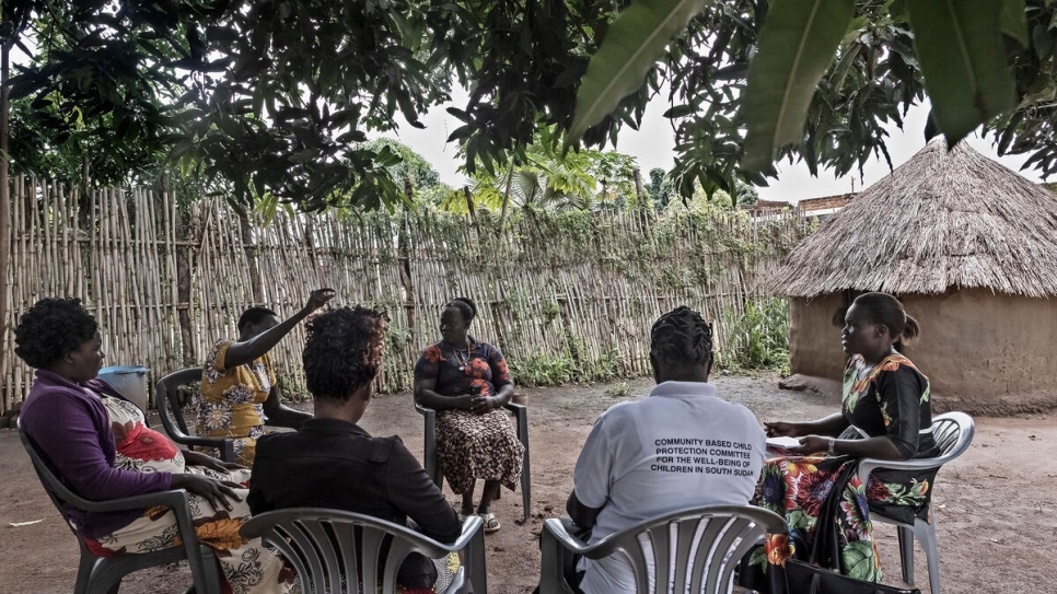 Rose (a la derecha) dirige una sesión con mujeres en una aldea cerca de Magwi. Rose y su grupo ofrecen servicios de mediación gratuitos.
