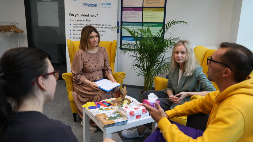 En un Punto Azul de Varsovia, Inna Chapko (la segunda de la izquierda) recibe regularmente a las personas refugiadas interesadas en sesiones de terapia y que buscan información sobre servicios psicosociales.