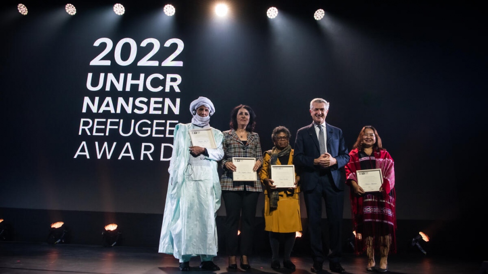 El Alto Comisionado de la ONU para los Refugiados, Filippo Grandi, con los ganadores regionales 2022 (de izquierda a derecha) Ahmedou Ag Albohary (África), Dra. Nagham Hasan (Oriente Medio y Norte de África), Vicenta González (Américas) y Naw Bway Khu (Asia y Pacífico).