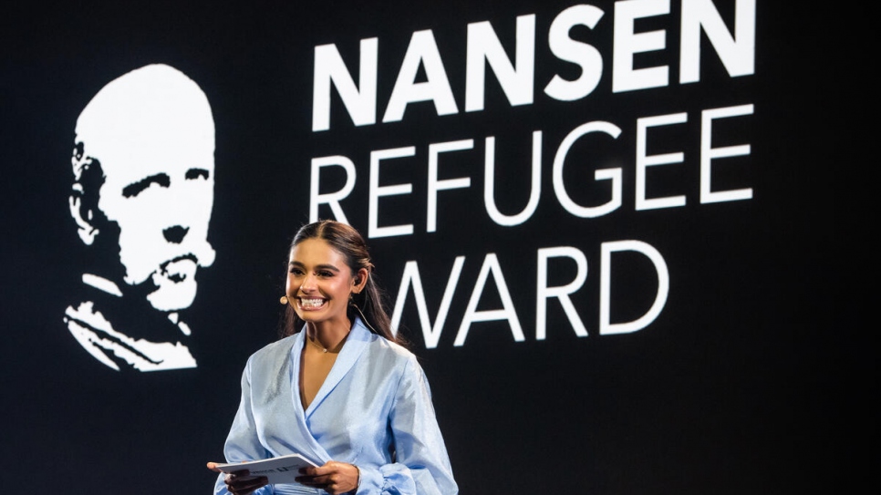 La maestra de ceremonias, la periodista y presentadora británico-afgana Nelufar Hedayat, inaugura la ceremonia del Premio Nansen para los Refugiados de ACNUR 2022.
