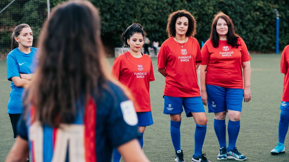 FC Barcelona player Aitana Bonmatí held a meeting with the inclusive women's team of A.E. Ramassà, a football team made up of 35 women refugees, asylum seekers, and migrants. 