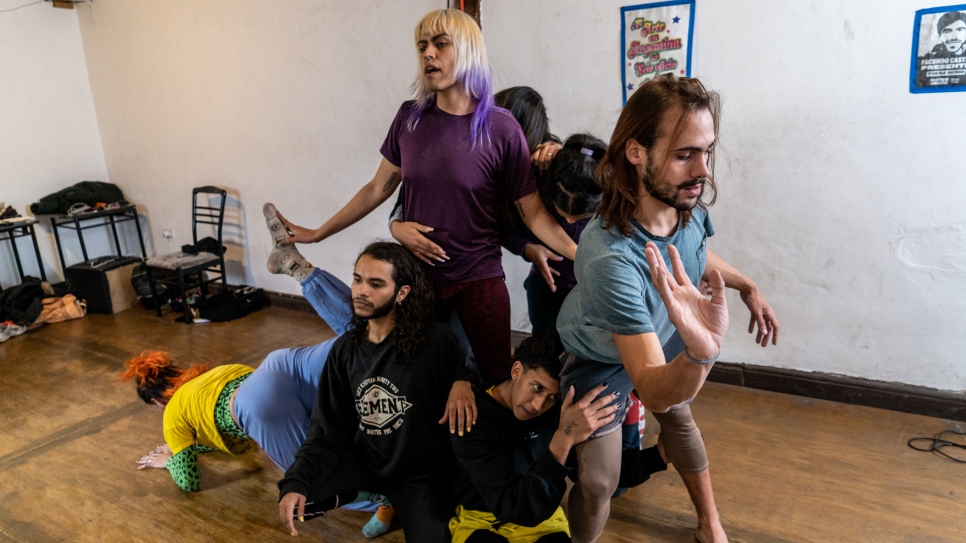 AJ forma parte de La Grupa, una compañía de danza dirigida por Andrea Servera, que surgió en 2021 con la idea de reunir a identidades y expresiones artísticas diversas en una obra colectiva.