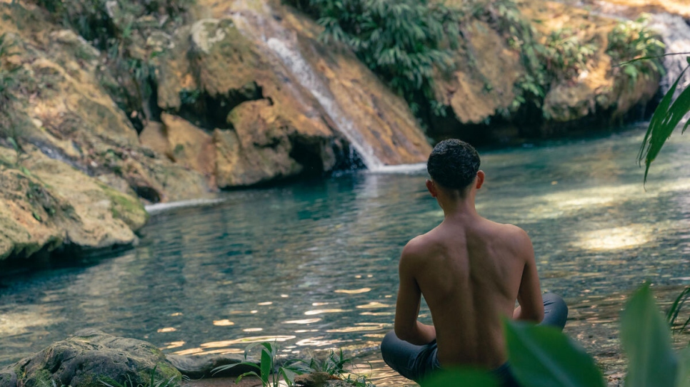 Joshua disfruta de un momento de tranquilidad en la reserva de FUNDAECO, un exuberante enclave de árboles tropicales y arroyos cristalinos.